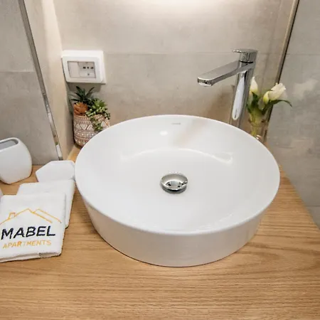 Mabel * Tirana